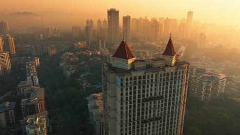 el horizonte de la ciudad de mumbai al amanecer