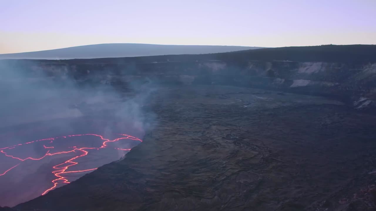 킬라우에아 화산 분출 하와이의 정상 벤트 용암 호수 위로 높은 각도로 패닝