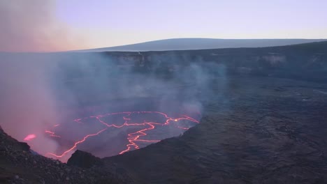 Schwenken-Aus-Hohem-Winkel-über-Den-Lavasee-Des-Gipfels-Auf-Dem-Vulkan-Kilauea,-Der-Hawaii-Ausbricht