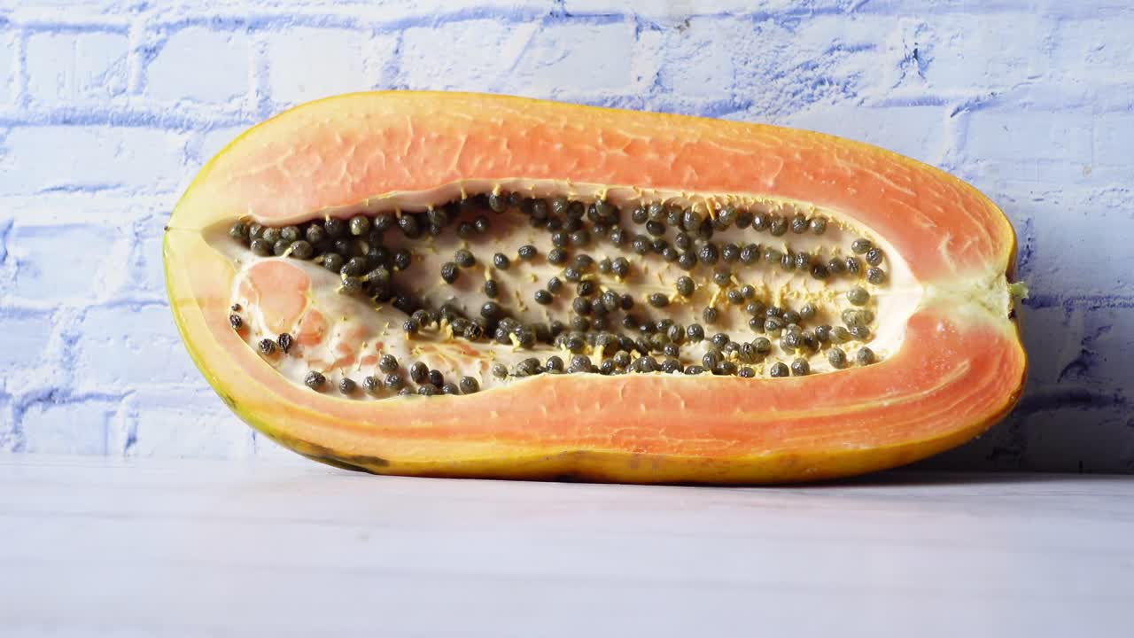 primer plano de una papaya cortada