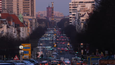 timelapse del tráfico de la ciudad de berlín durante la hora pico con vistas a la columna de la victoria - columna dorada de 67 m de altura que conmemora la victoria en la guerra prusiano-danesa