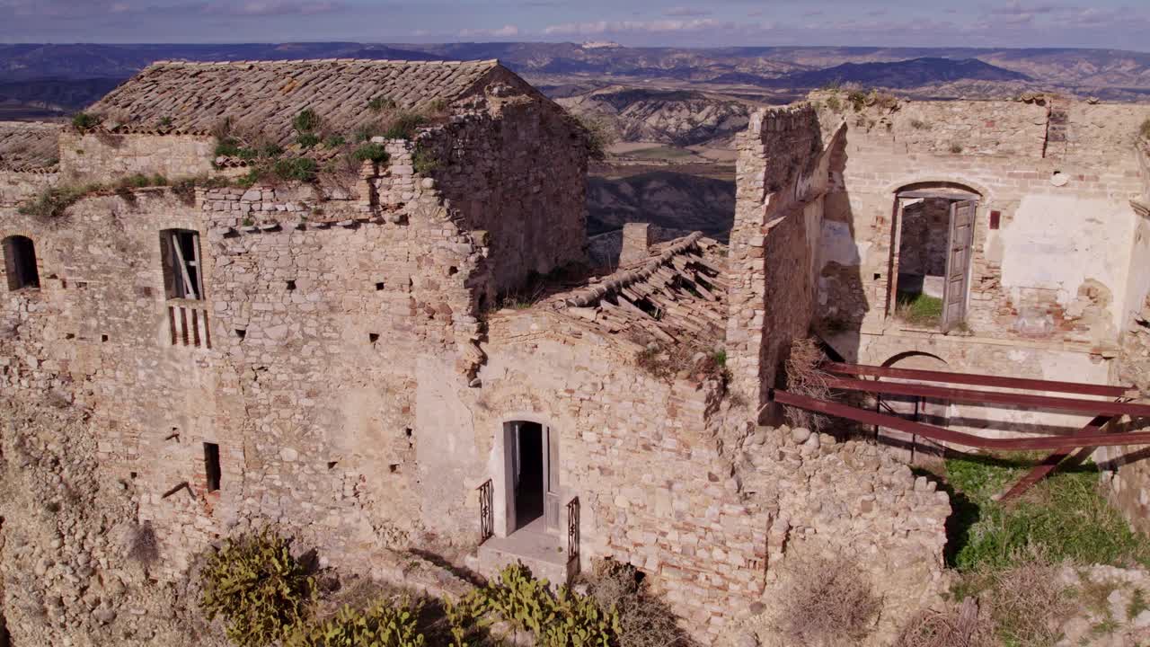 Město duchů s děsivými zříceninami, Craco, Matera, Itálie