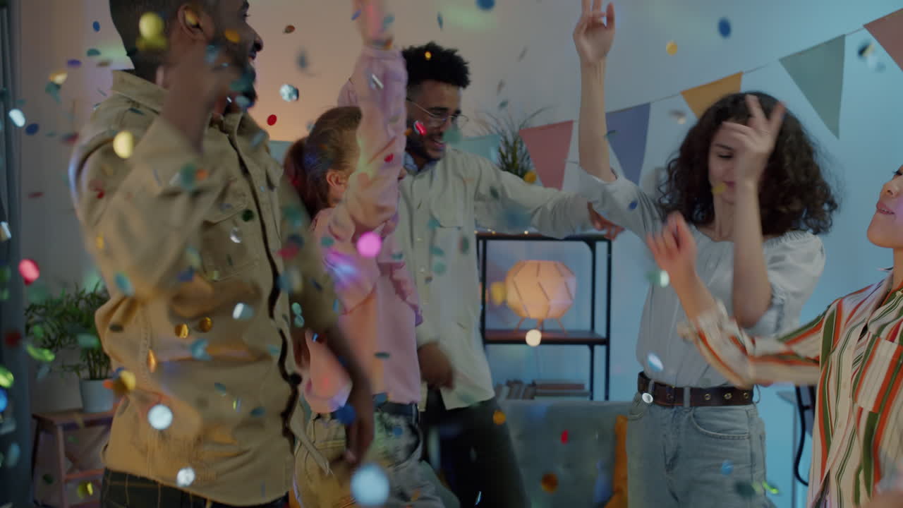 amigos teniendo una fiesta divertida en casa