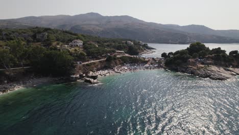 Vista-Aérea-De-La-Playa-De-Bataria,-Pequeña-Playa-Turquesa-En-La-Costa-De-Kassiopi,-Corfú