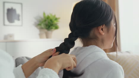 아이 의 머리 를 는 여자