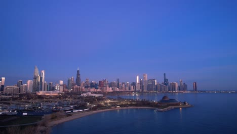 Drohne-Chicago-Skyline-Im-Morgengrauen-Und-Ruhiges-Seewasser