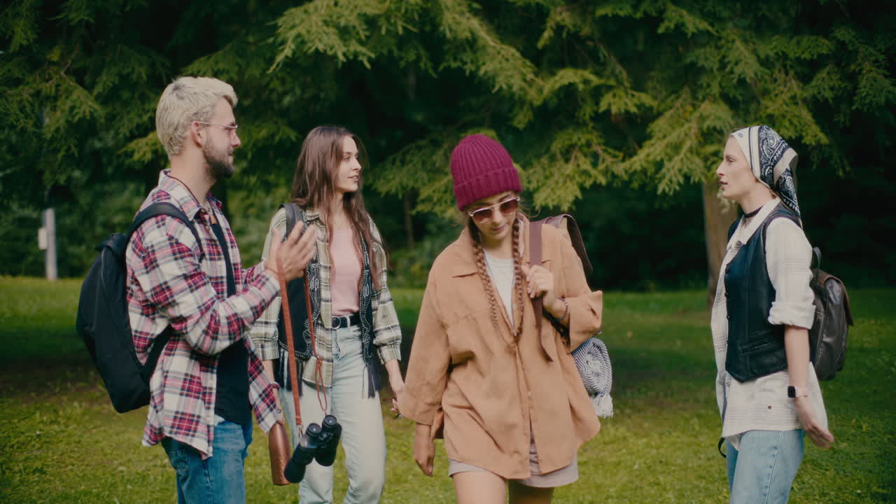 가이드 와 함께 하이킹 하는 친구 들 이 공원 에서 설명 하고 있다