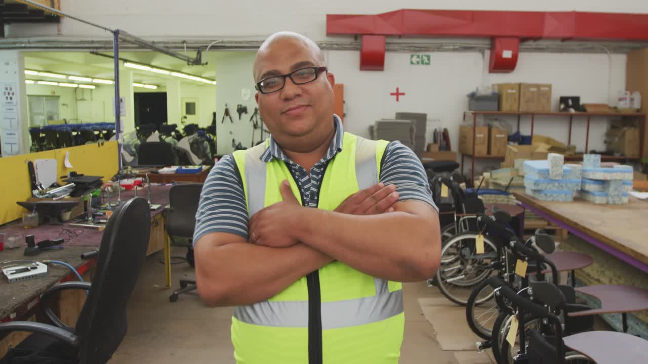 trabajador caminando hacia la cámara