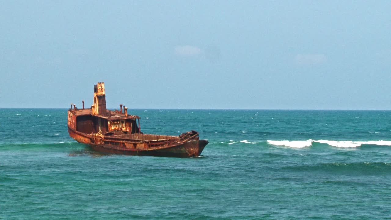 el casco oxidado de un barco naufragado hace mucho tiempo frente a la costa de santo tomé y príncipe