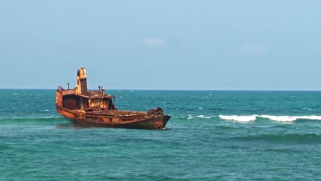 El-Casco-Oxidado-De-Un-Barco-Naufragado-Hace-Mucho-Tiempo-Frente-A-La-Costa-De-Santo-Tomé-Y-Príncipe