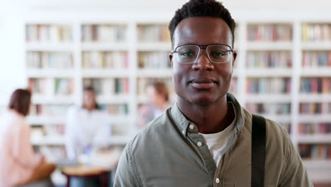 feliz, universidad y biblioteca con cara de hombre negro