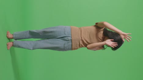 젊은 아시아 여성의 몸은 폭력의 희생자입니다. 몸에 이 있습니다. 손을 고 방어하는 몸짓과 두려움이 있습니다. 녹색 스크린 배경 스튜디오에서.
