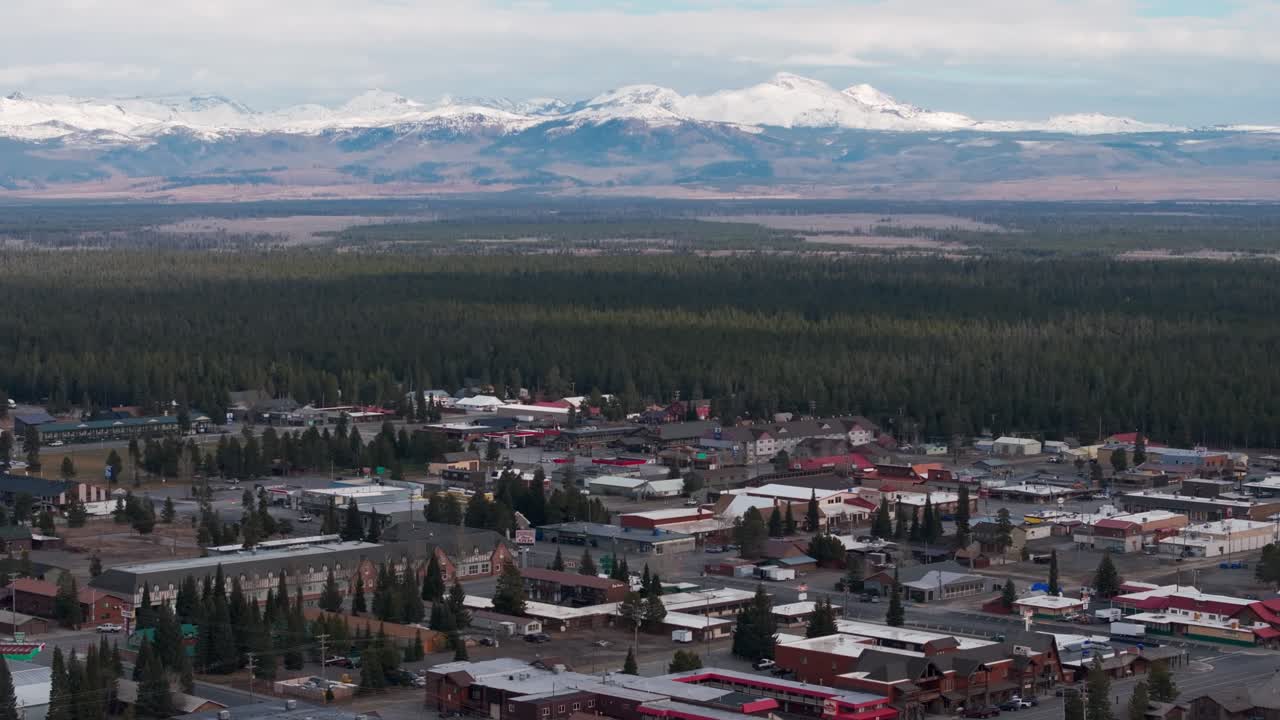 estableciendo el lanzamiento de drones sobre el oeste de yellowstone a finales del otoño