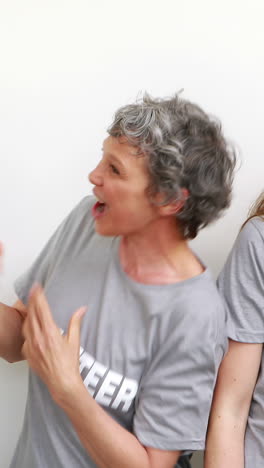 feliz reunión de mujeres voluntarias