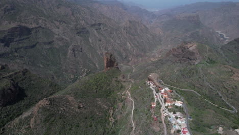 Fantastica-Toma-Aerea-Lejana-En-El-Roque-Palmes-Que-Se-Encuentra-En-La-Isla-De-Gran-Canaria-Y-En-El-Municipio-De-Tejeda