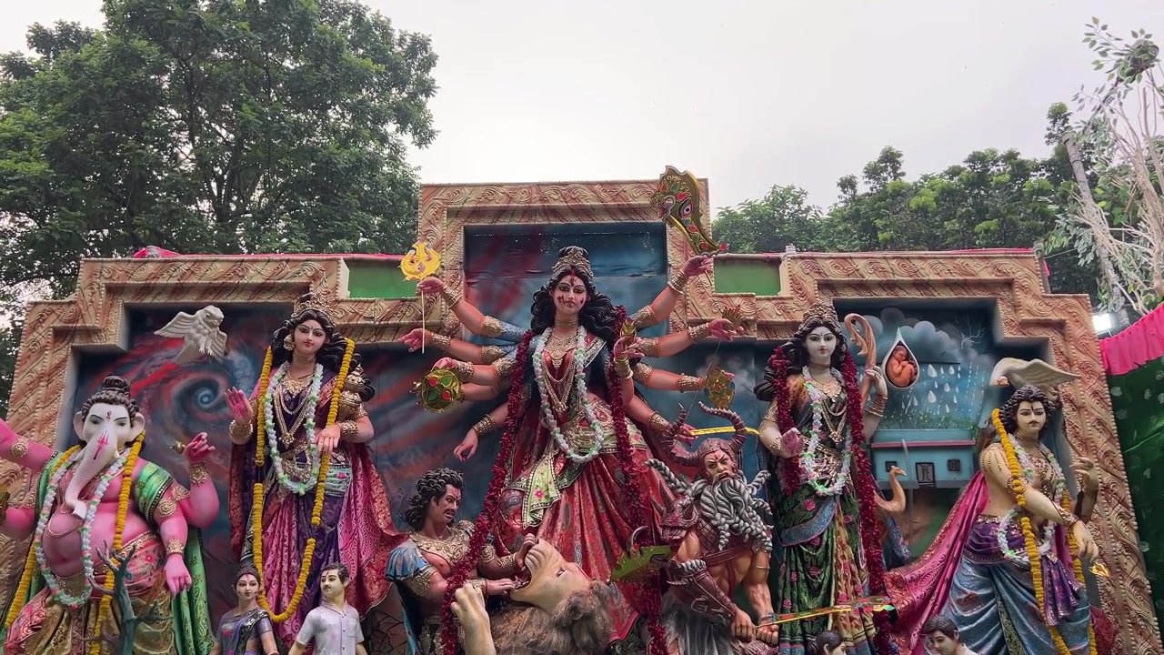 Ídolo de Durga em procissão de carnaval na Red Road em Calcutá, Índia, durante o dia.