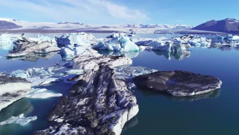 hermosa antena sobre icebergs en la laguna glaciar ártica jokulsarlon en islandia 11