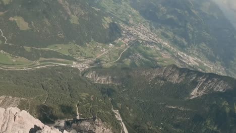 Imágenes-De-Cámara-De-Acción-De-Drones-De-Carreras-Fpv-Volando-Rápido-En-Las-Nubes-Y-Bajando-Una-Montaña-En-Austria-En-El-Verano