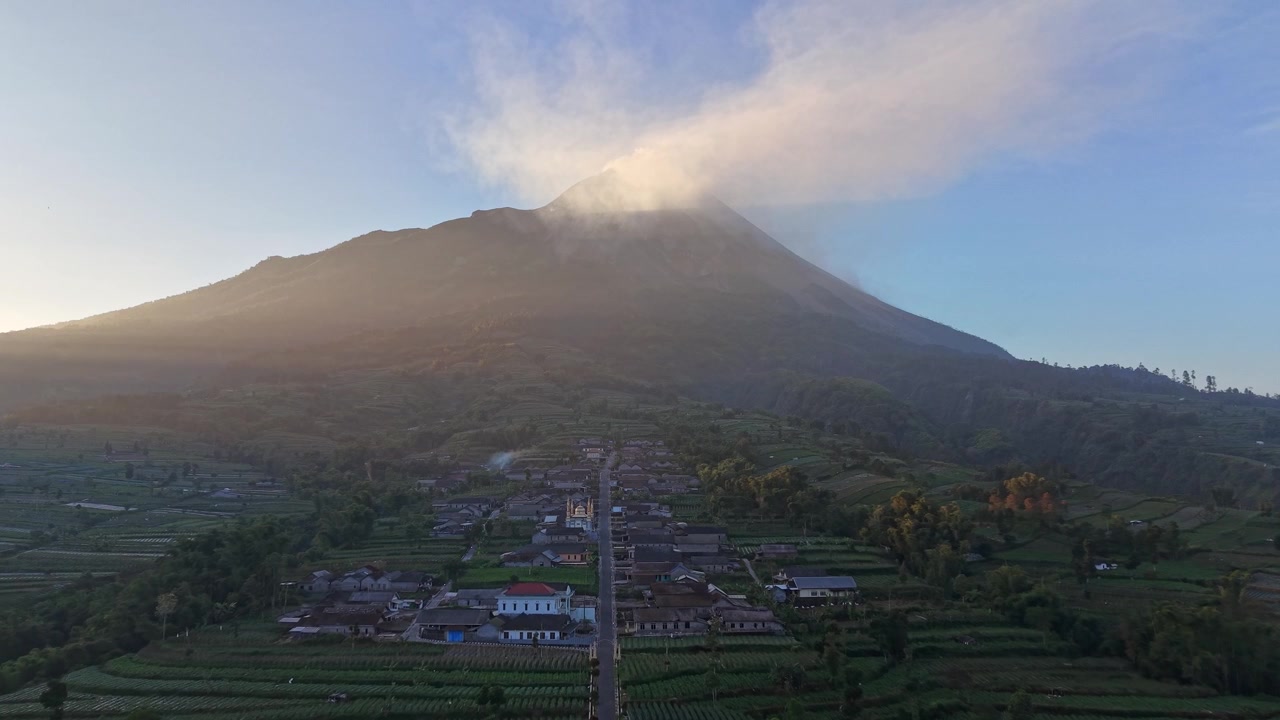 Villaggio e terreni agricoli si estendono ai piedi del Monte Merapi. L'ambiente vulcanico scenografico riflette la variegata geografia dell'Indonesia