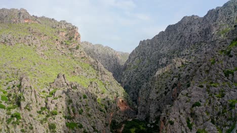 Estrecho-Macizo-Montañoso-Con-Bosques-Verdes-En-El-Valle,-Toma-Aérea-De-Drones