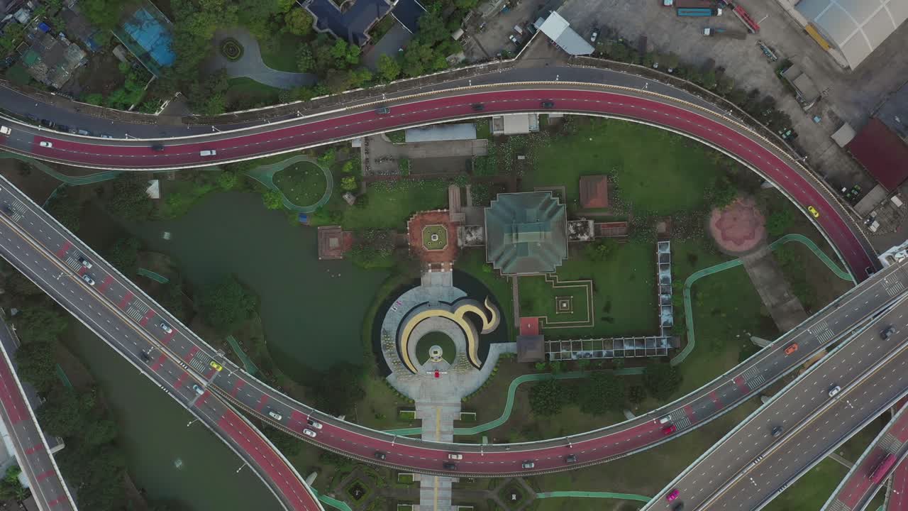 escena aérea de una carretera urbana en 4k autopista de varios carriles en bangkok tailandia atasco de tráfico en el crepúsculo, noche autopista de muchos carriles en bangkok tailandia