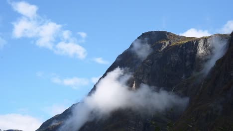 Hermoso-Paisaje-De-Montaña-En-Un-Día-De-Cielo-Azul