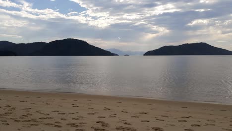 Playa-Desierta-En-Una-Bahía-Tropical-Rodeada-De-Montañas