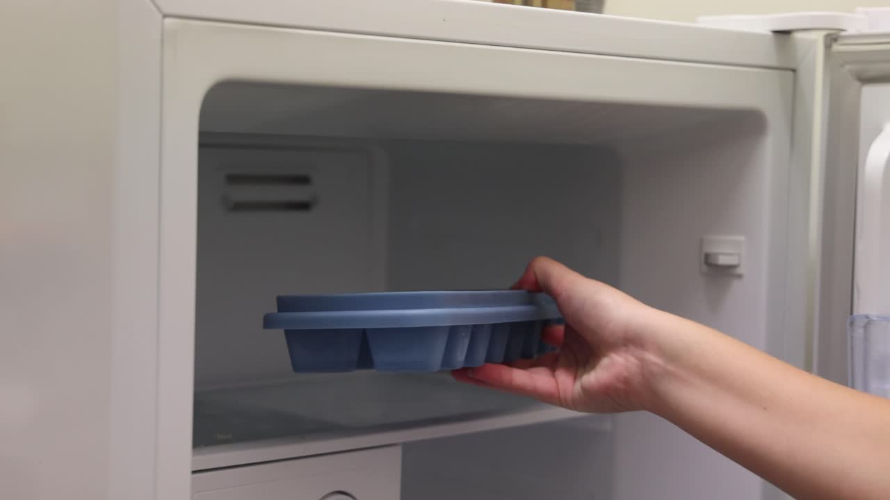 secuencia de llenar una bandeja de hielo y congelarla