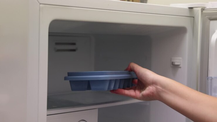 Sequence of filling an ice tray and freezing it