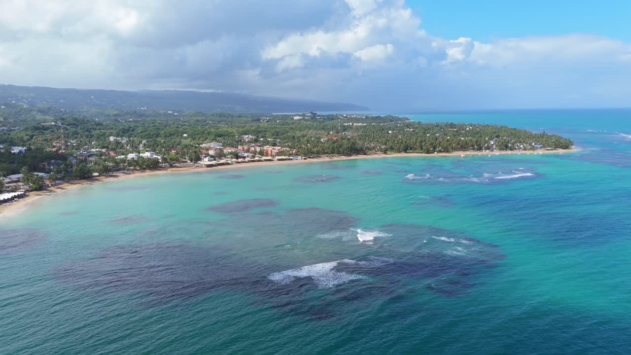 Vista impresionante de Playa Las Terrenas en Samaná con aguas cristalinas y palmeras.