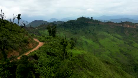 Abenteuer-Auf-Unbefestigten-Straßen:-Erkundung-Der-Berge-Im-Norden-Von-Laos,-Abgelegene-Straße,-Die-Sich-Durch-Die-Berge-Schlängelt