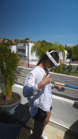 mujer experimentando realidad virtual en un balcón