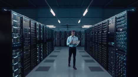 concepto animado futurista: director de tecnología de un gran centro de datos usando una computadora portátil de pie en el almacén, activa los servidores, comienza la digitalización de la información. saas, computación en nube, servicio web