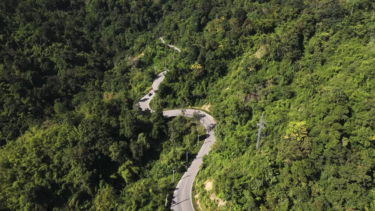 Vista de dron de carretera sinuosa en la jungla, circuito de Mae Hong Son, Tailandia