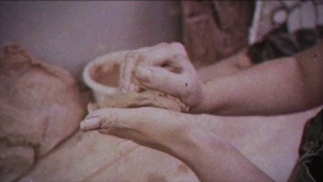 una joven hace una jarra de arcilla. las manos de las mujeres moldean la cerámica.