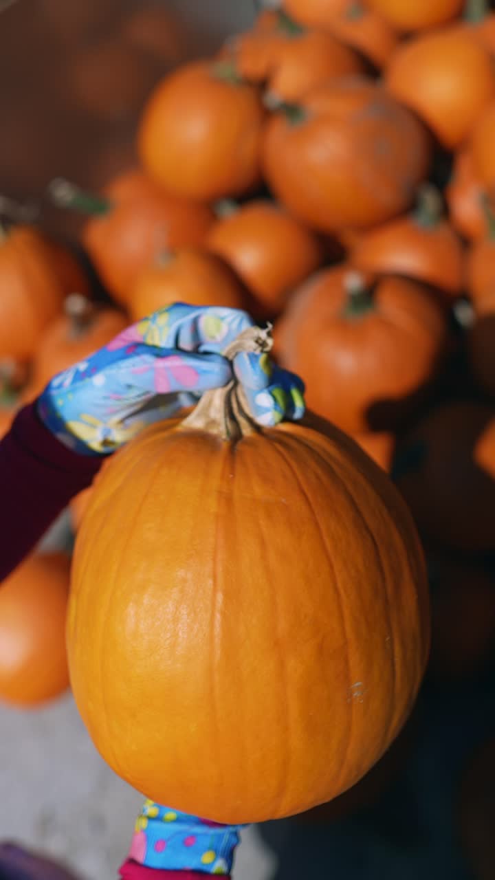 mujer con una calabaza