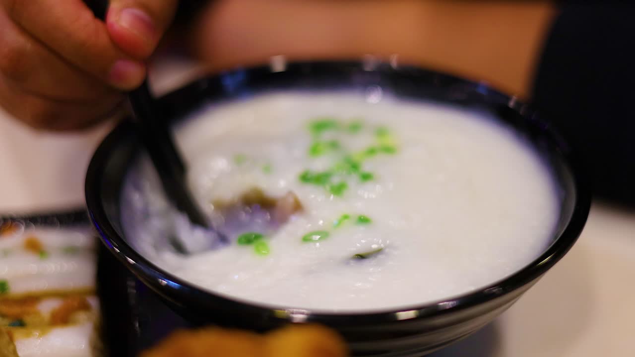 Menikmati semangkuk bubur babi lezat