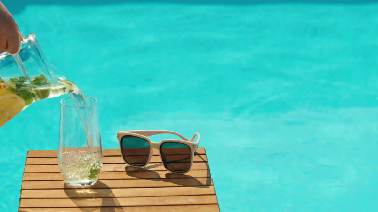 Erfrischendes Getränk am Pool