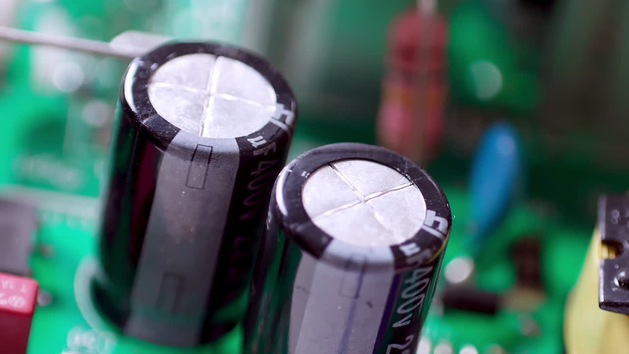 el zoom de los condensadores en una placa de circuito de un gadget electrónico