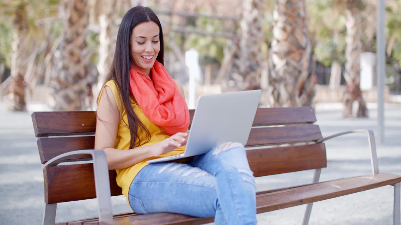 mujer feliz navegando por internet