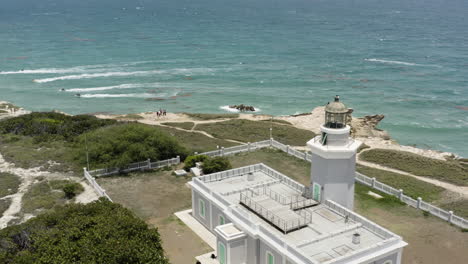 saque la antena revelando el faro de faro morrillos cabo rojo en la cima de los acantilados de piedra caliza en puerto rico