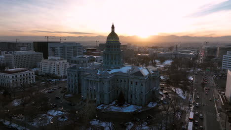 épica-Puesta-De-Sol-De-Invierno-Aérea-Sobre-El-Edificio-Del-Capitolio-Estatal-De-Colorado,-Denver,-Colorado