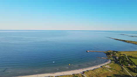 Playa-Tranquila-Y-Olas-Azules-De-Sandbybadet,-Öland,-Suecia---Antena