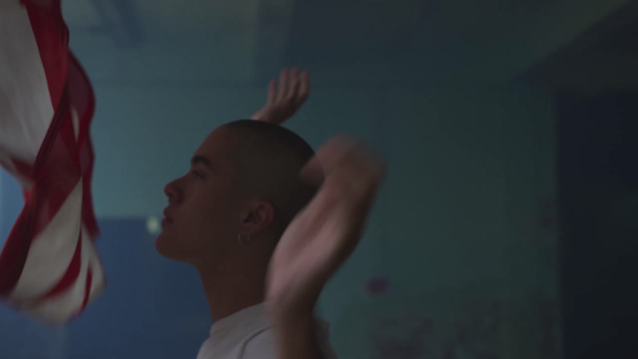 버려진 창고에 있는 멋진 젊은 남자