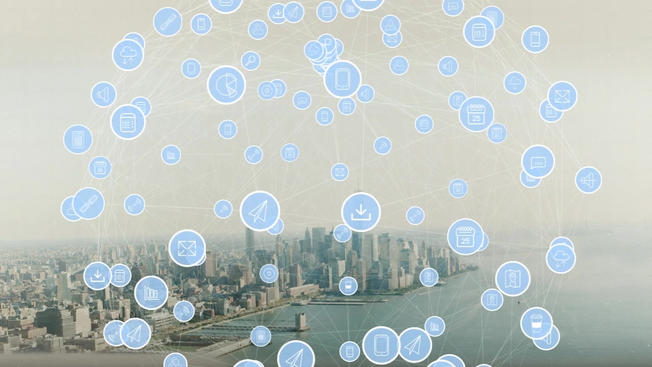 Animazione di una rete di connessioni con icone sul paesaggio cittadino