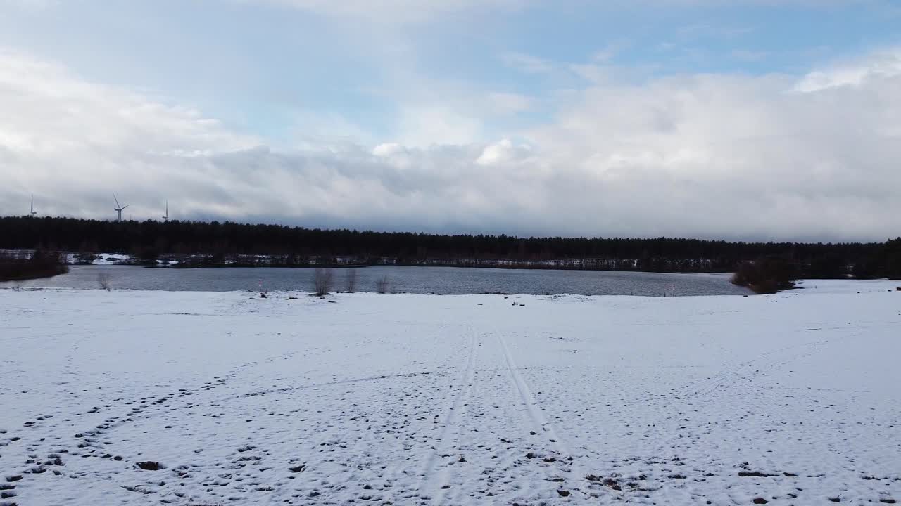 눈 인 숲길을 거쳐 로멜세 호수 (lommelse) 로 향하는 사하라, 겨울 풍경