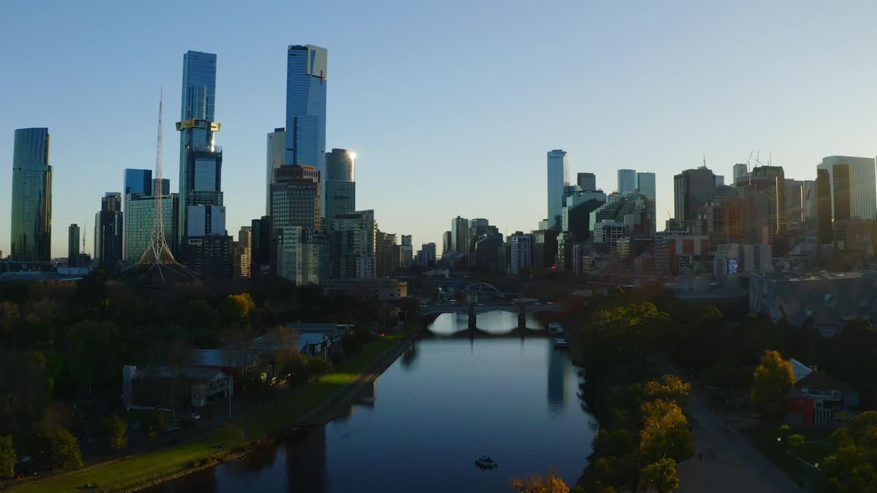 Veduta aerea con drone del fiume Yarra e dello skyline della città a Melbourne, Victoria, Australia.