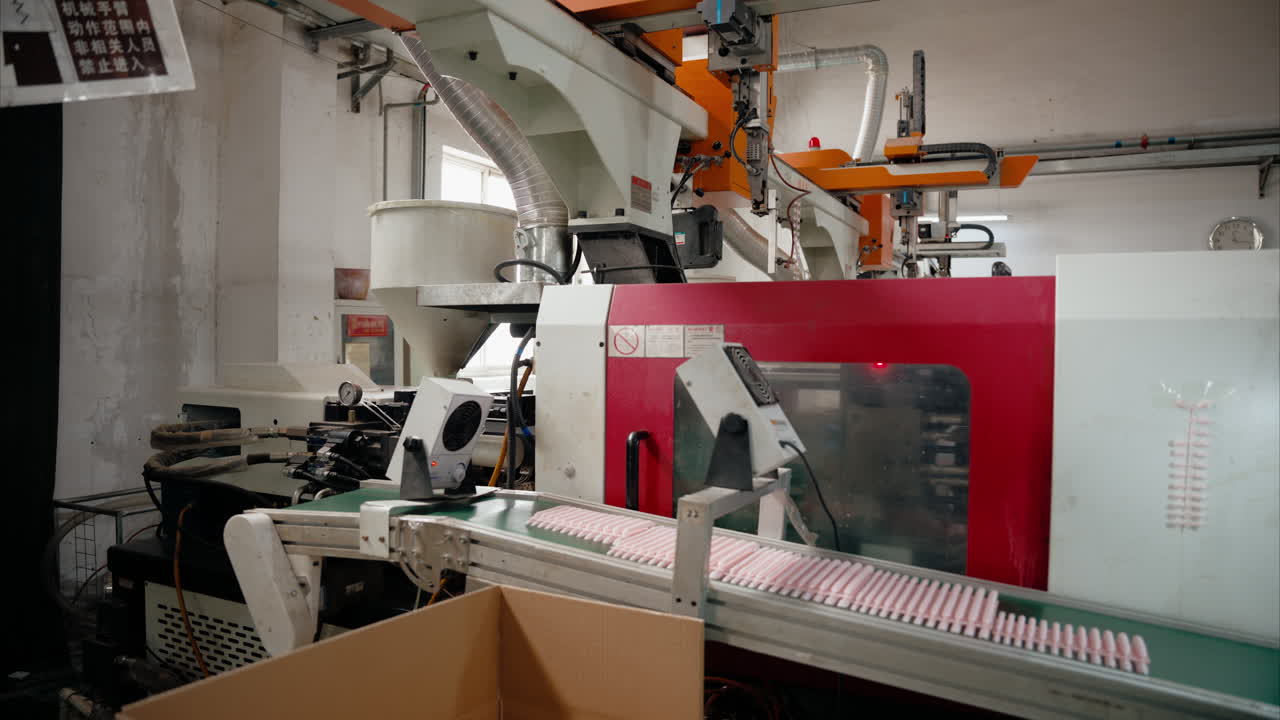 Robôs substituindo a mão de obra humana em uma fábrica chinesa.