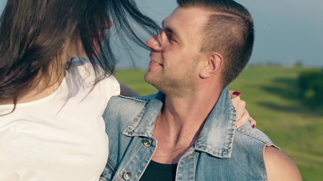 가까운 시야 젊은 갈색 여자가 잘생긴 남자의 팔에 의해 들어