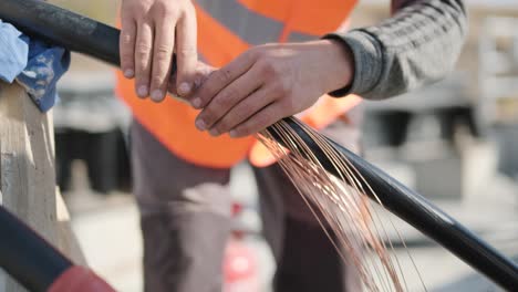 proceso de instalación de cables eléctricos en una subestación de transformadores